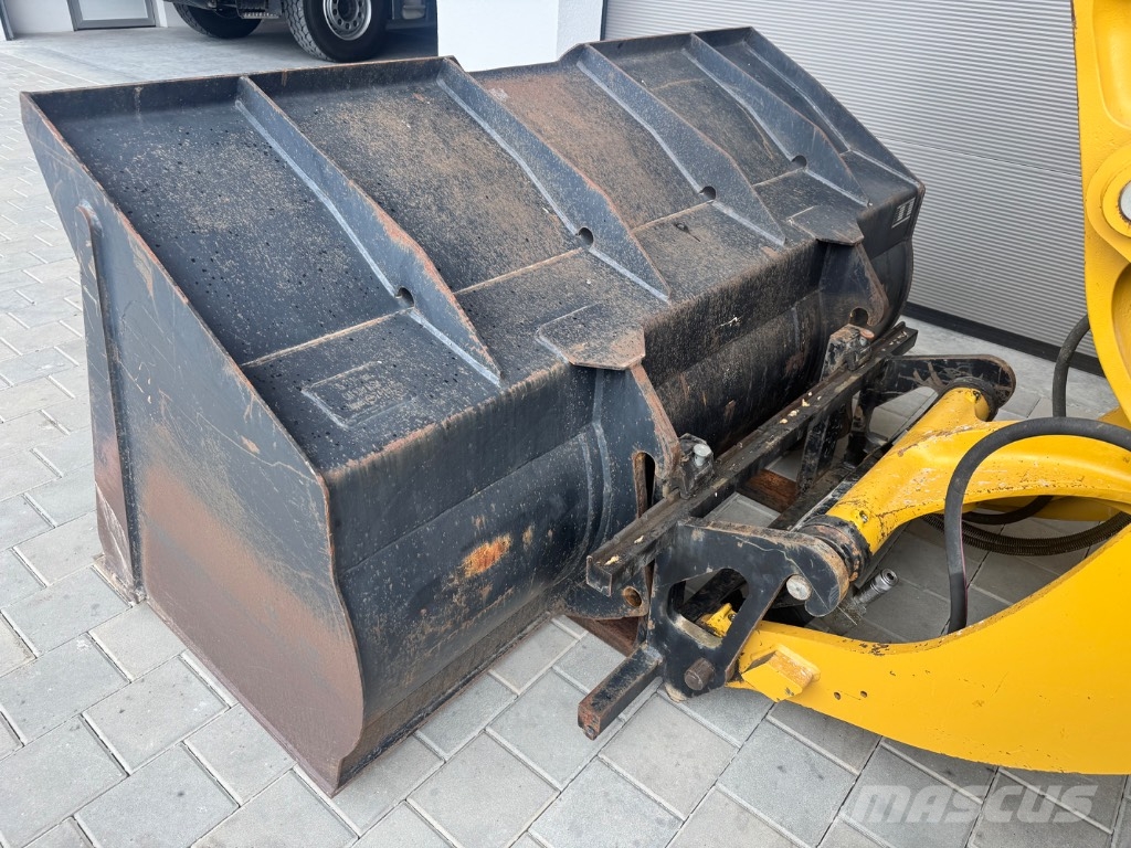 CAT 908 Kolesni nakladalci