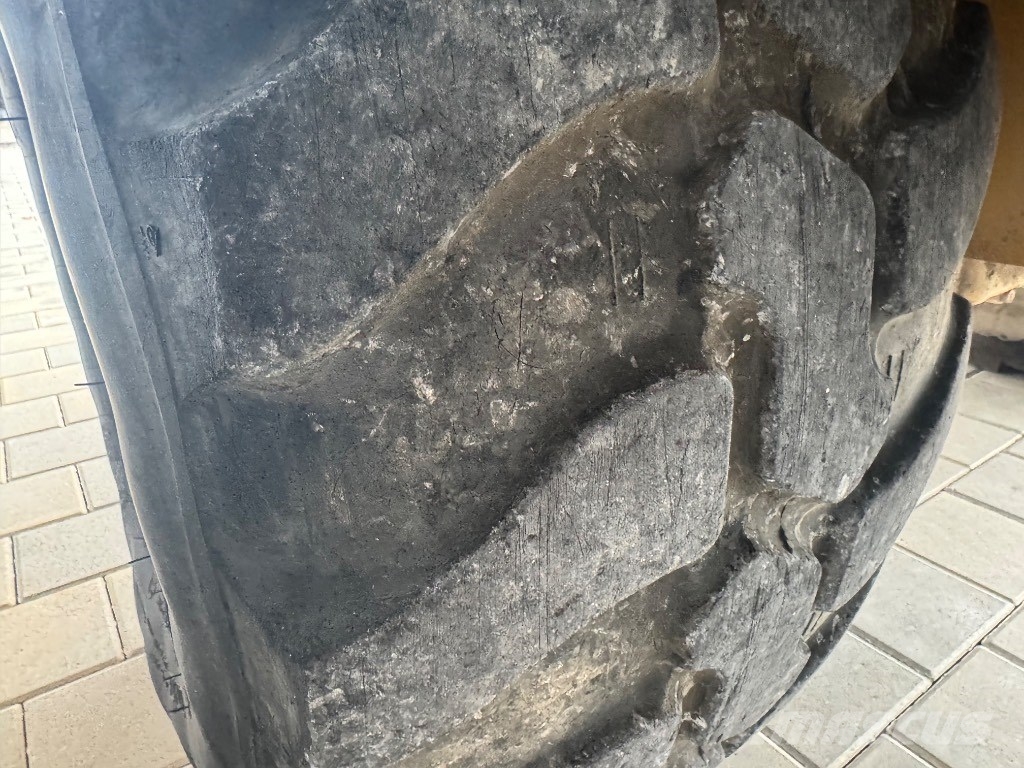 CAT 908 Kolesni nakladalci