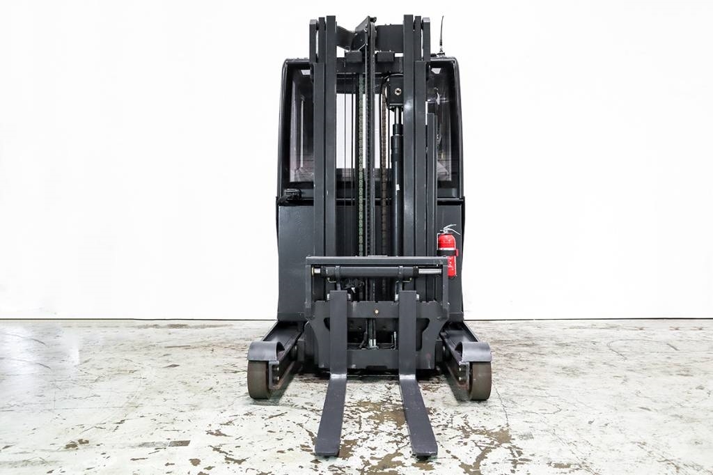 Linde R 14 lågbyggd skjutstativtruck med hytt (fryshus) 前伸式堆高機(叉車)