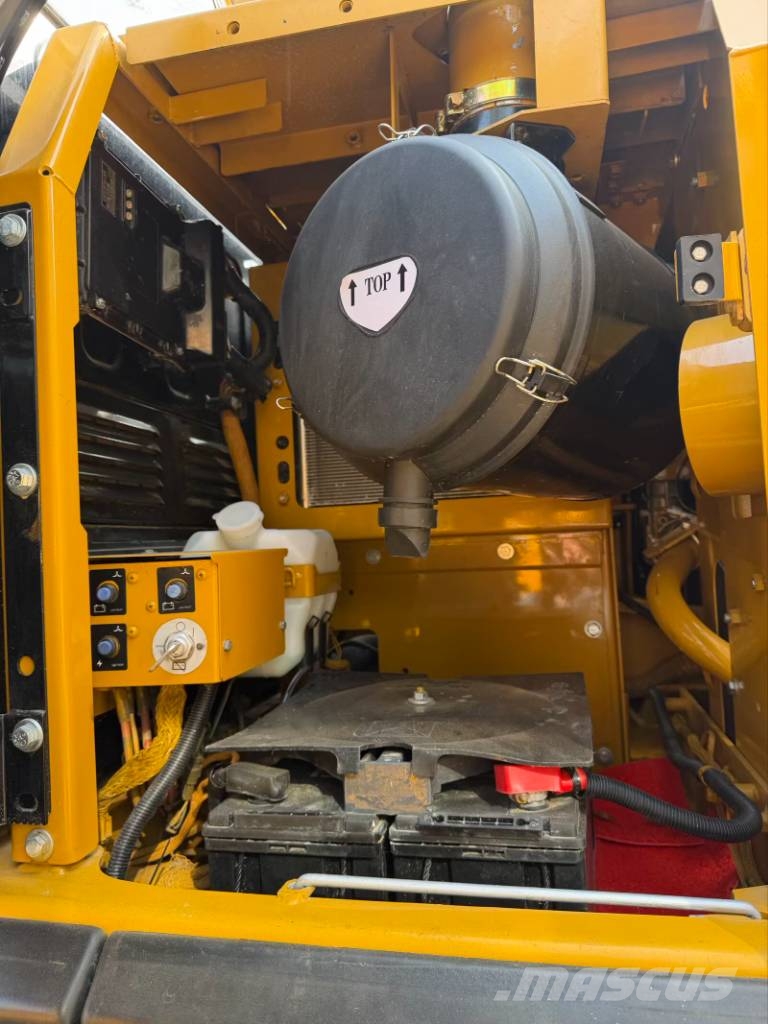 CAT 325D2L   3000 units excavators in stock Excavadoras sobre orugas