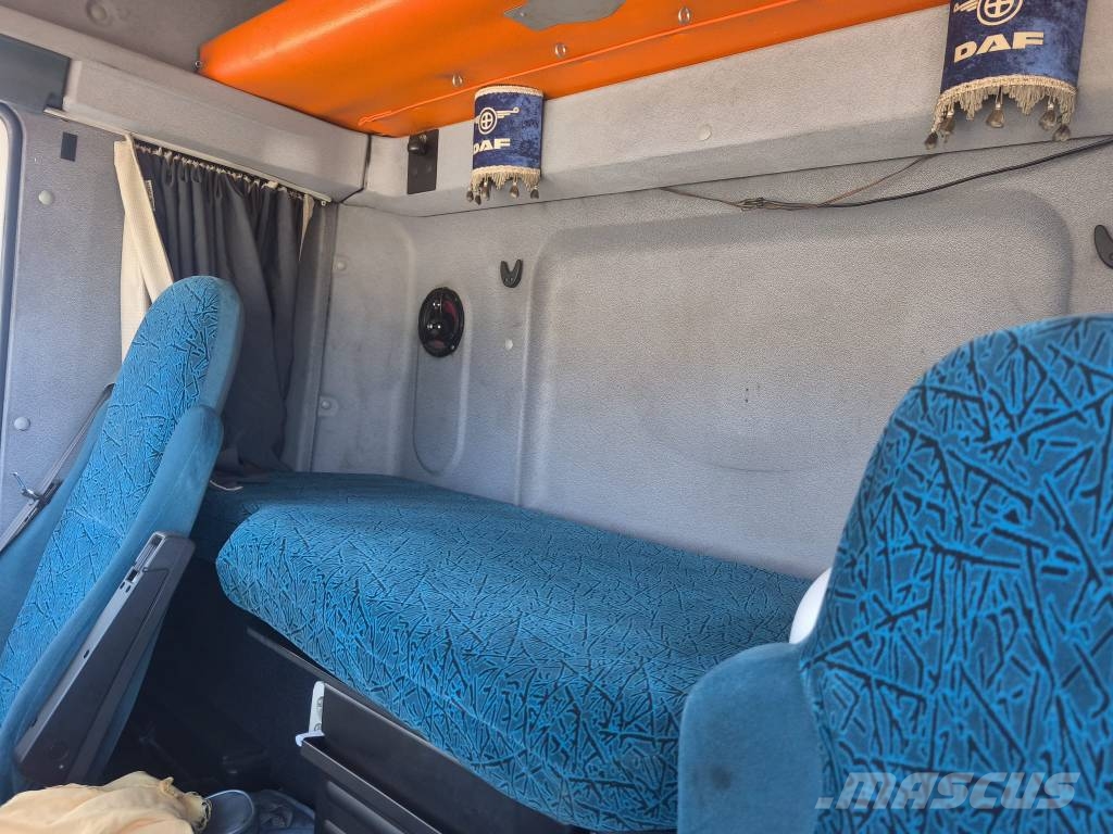 DAF PK44002 Camiones de caja de lona