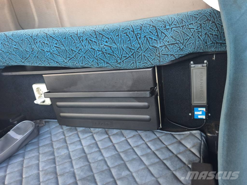 DAF PK44002 Camiones de caja de lona