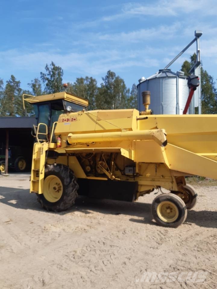 New Holland 8030, 13fot, 3475tim Moissonneuse batteuse