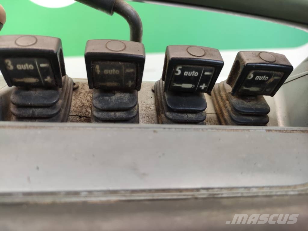 Valtra S292 Armrest Panel Display V36382300 37242000 Podvozje in vzmetenje