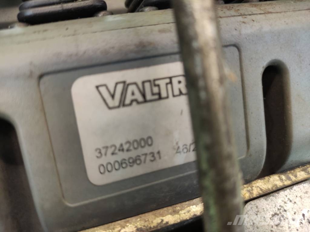 Valtra S292 Armrest Panel Display V36382300 37242000 Podvozje in vzmetenje