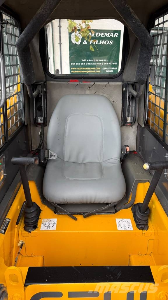 Gehl, Bobcat, Mustang, Caterpillar SL4240SX لوادر انزلاقية التوجيه