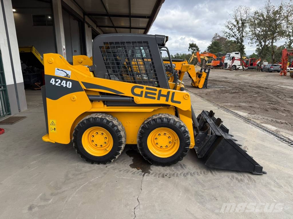 Gehl, Bobcat, Mustang, Caterpillar SL4240SX لوادر انزلاقية التوجيه