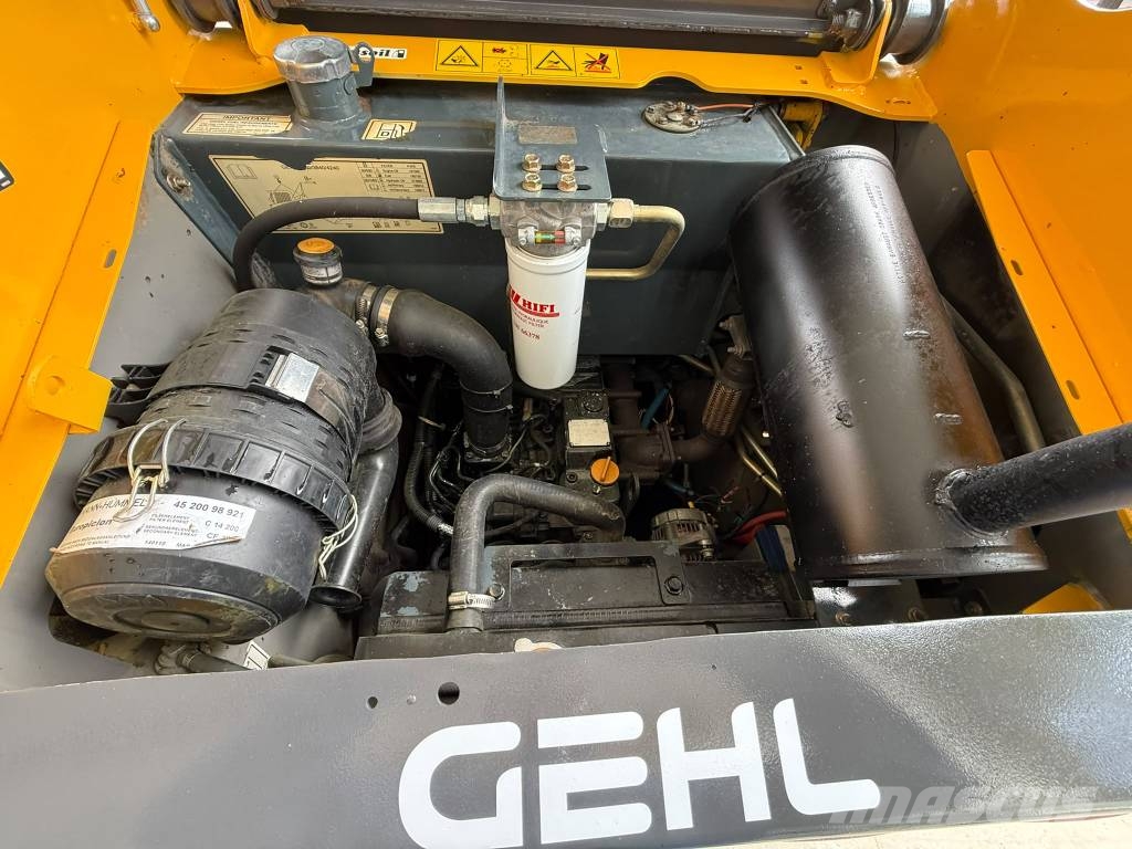 Gehl, Bobcat, Mustang, Caterpillar SL4240SX لوادر انزلاقية التوجيه