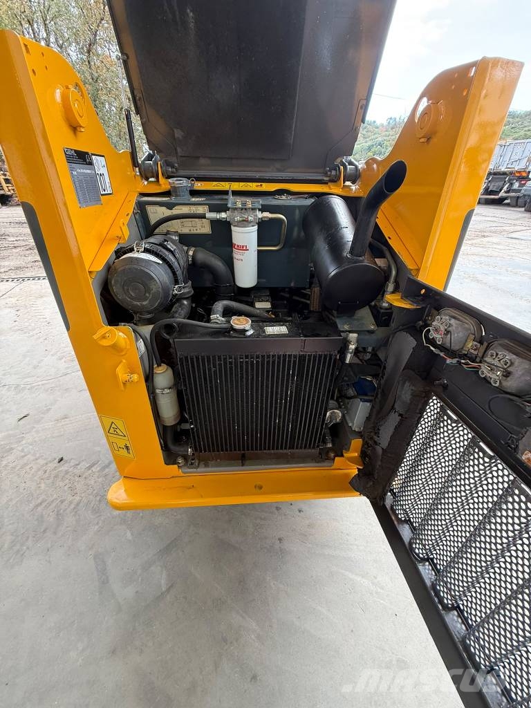Gehl, Bobcat, Mustang, Caterpillar SL4240SX لوادر انزلاقية التوجيه