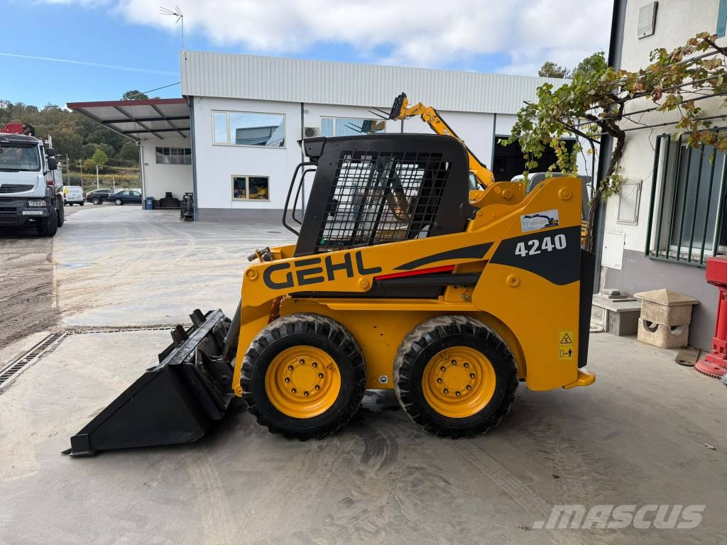 Gehl, Bobcat, Mustang, Caterpillar SL4240SX لوادر انزلاقية التوجيه