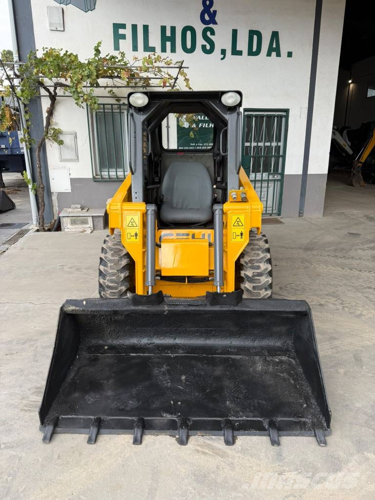 Gehl, Bobcat, Mustang, Caterpillar SL4240SX لوادر انزلاقية التوجيه