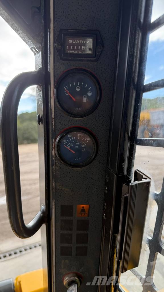 Gehl, Bobcat, Mustang, Caterpillar SL4240SX لوادر انزلاقية التوجيه