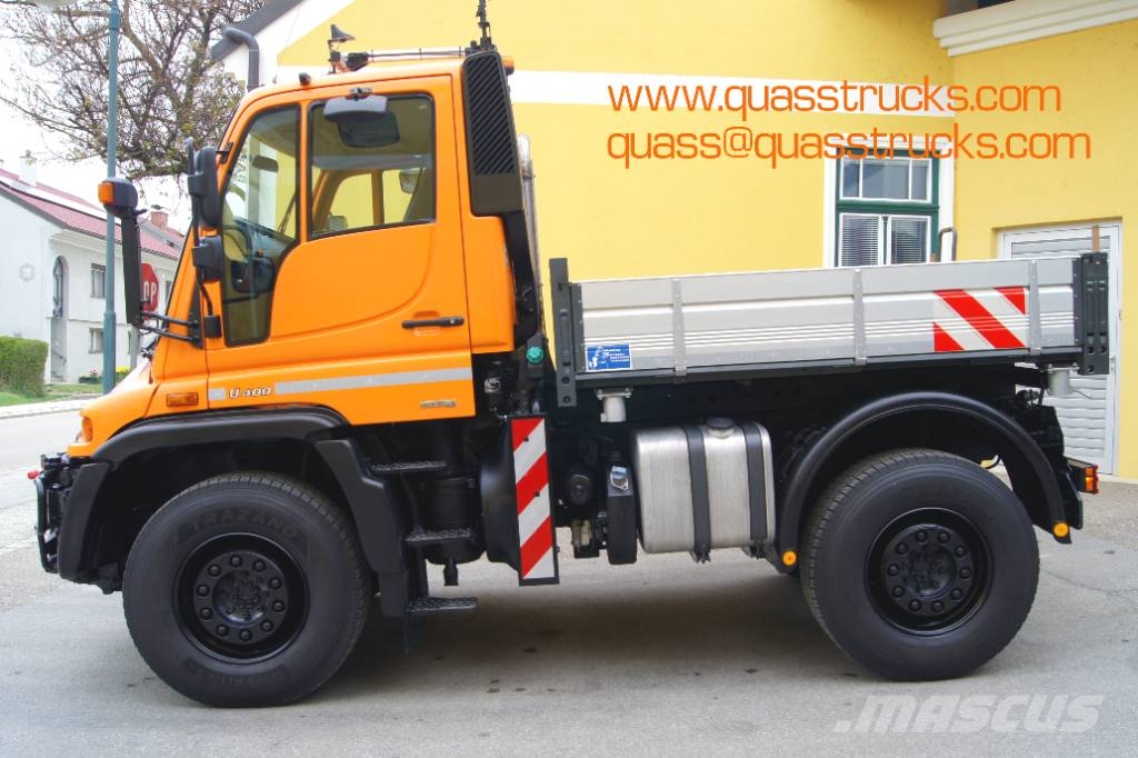 Unimog UNIMOG U400 /TÜV/Hydrostat/VarioPilot/4m³ Streuer Nosiče nářadí