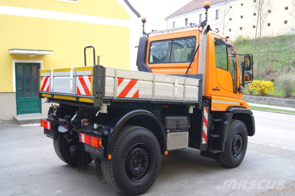 Unimog UNIMOG U400 /TÜV/Hydrostat/VarioPilot/4m³ Streuer Nosiče nářadí