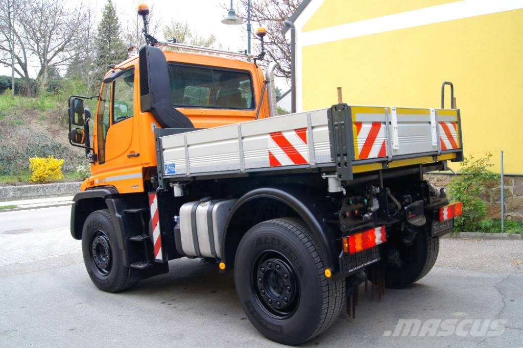 Unimog UNIMOG U400 /TÜV/Hydrostat/VarioPilot/4m³ Streuer Nosiče nářadí