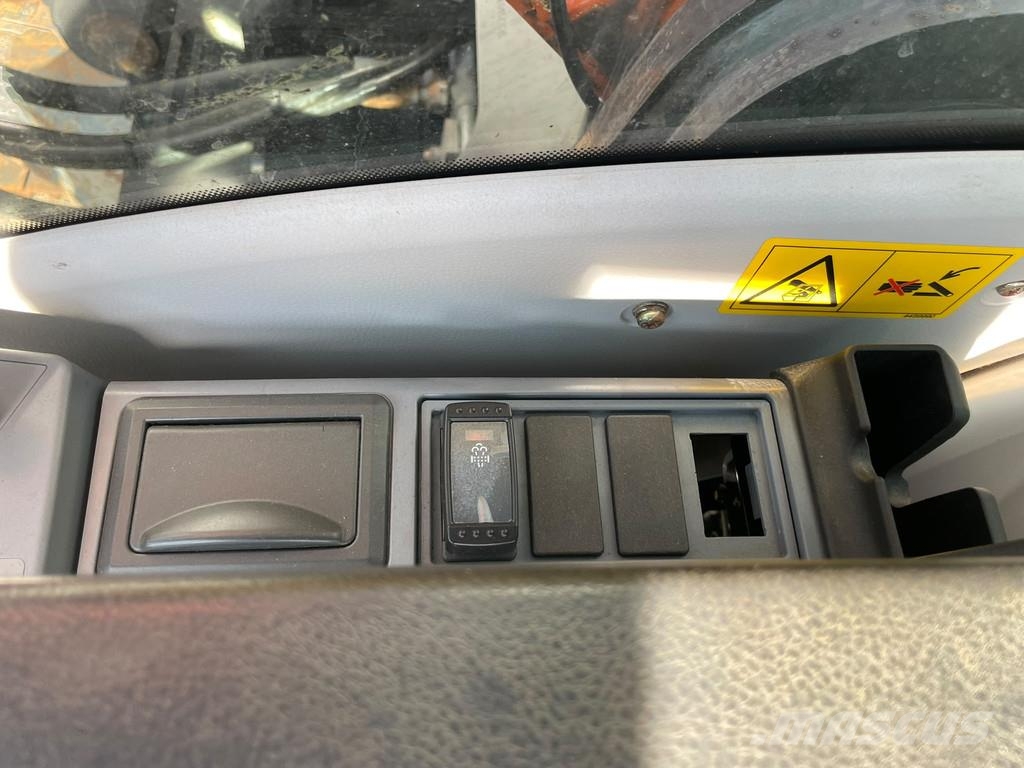 Hitachi ZX300LCN-6 Bageri guseničari