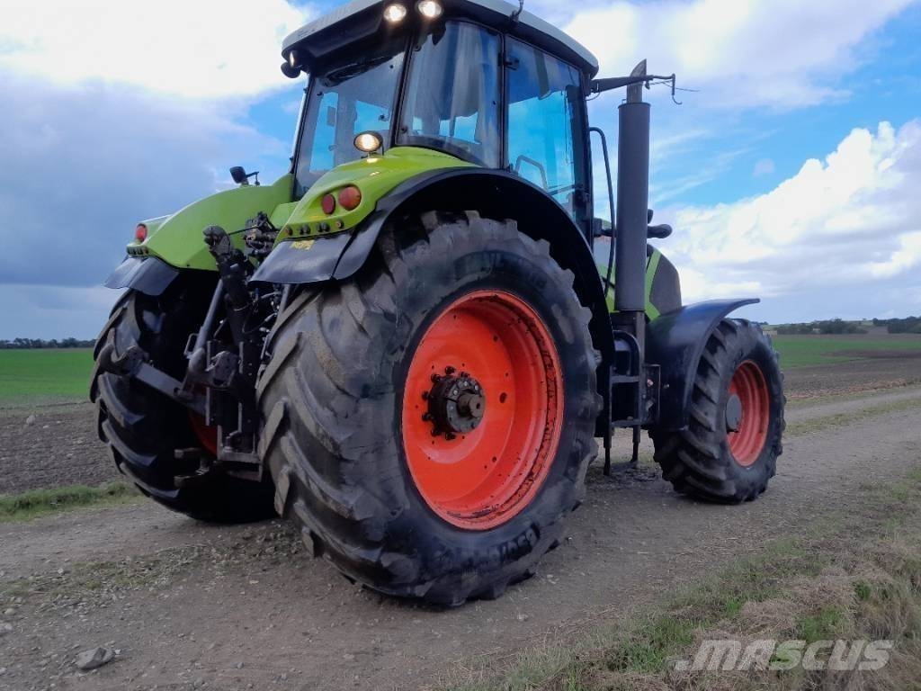 CLAAS 840 C Matic med frontlift og front pto. Traktoren