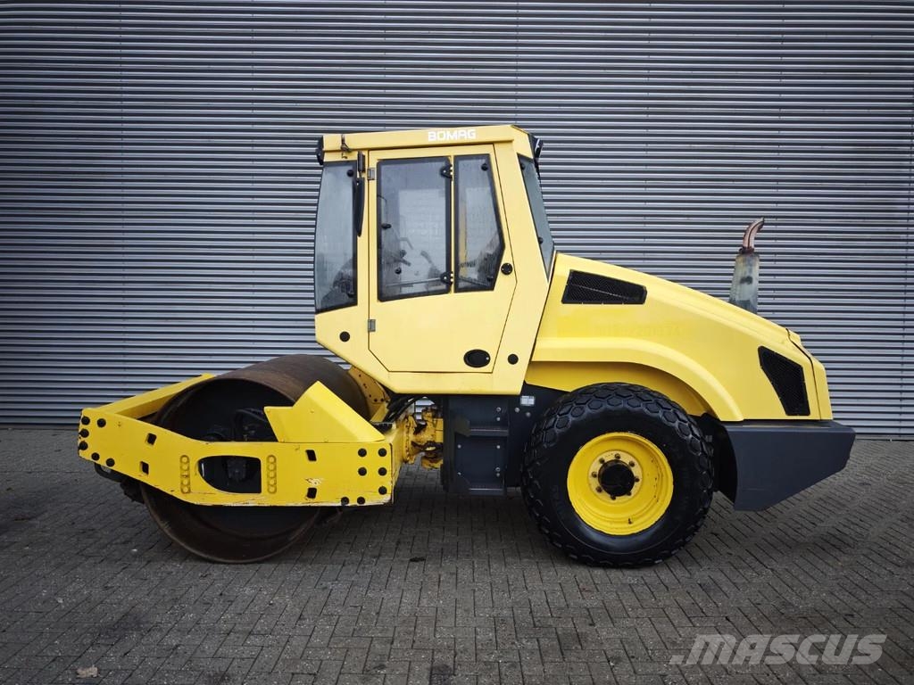Bomag BW 177 D-4 Gummiradwalzen