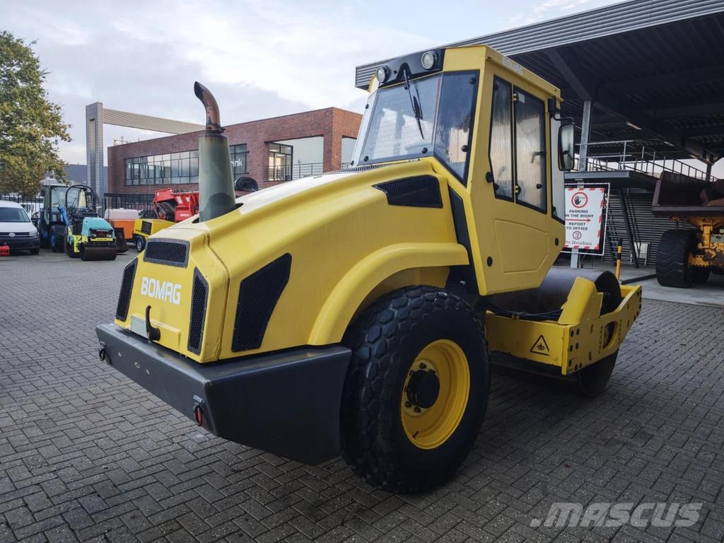 Bomag BW 177 D-4 Gummiradwalzen