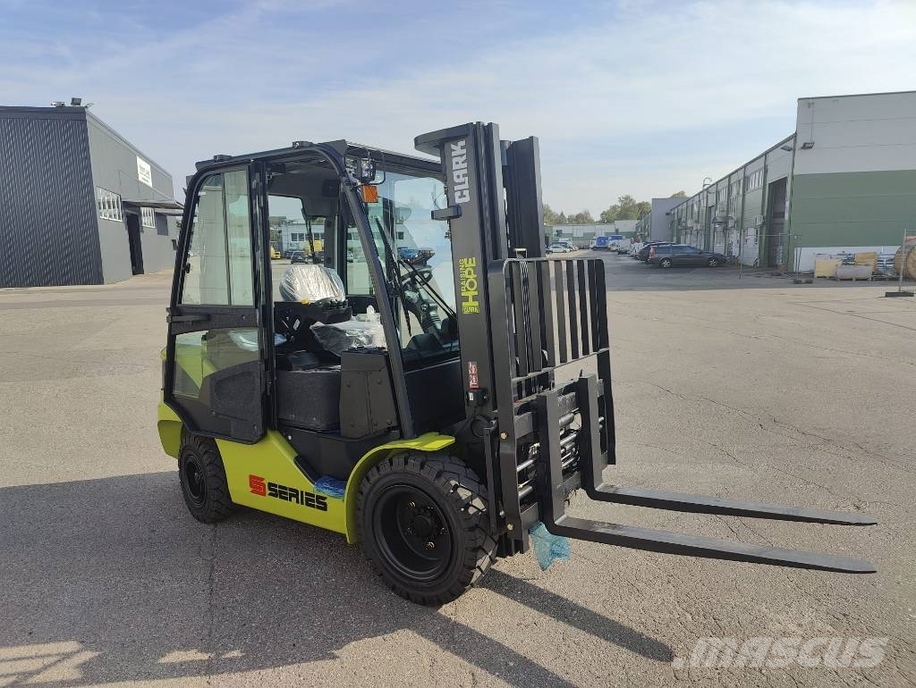 Clark S-35D Diesel forklifts