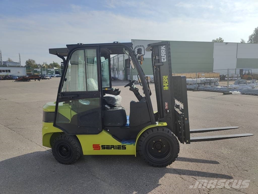 Clark S-35D Diesel forklifts