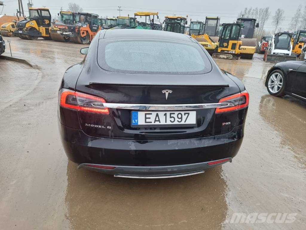 Tesla Model S P85D Automobili