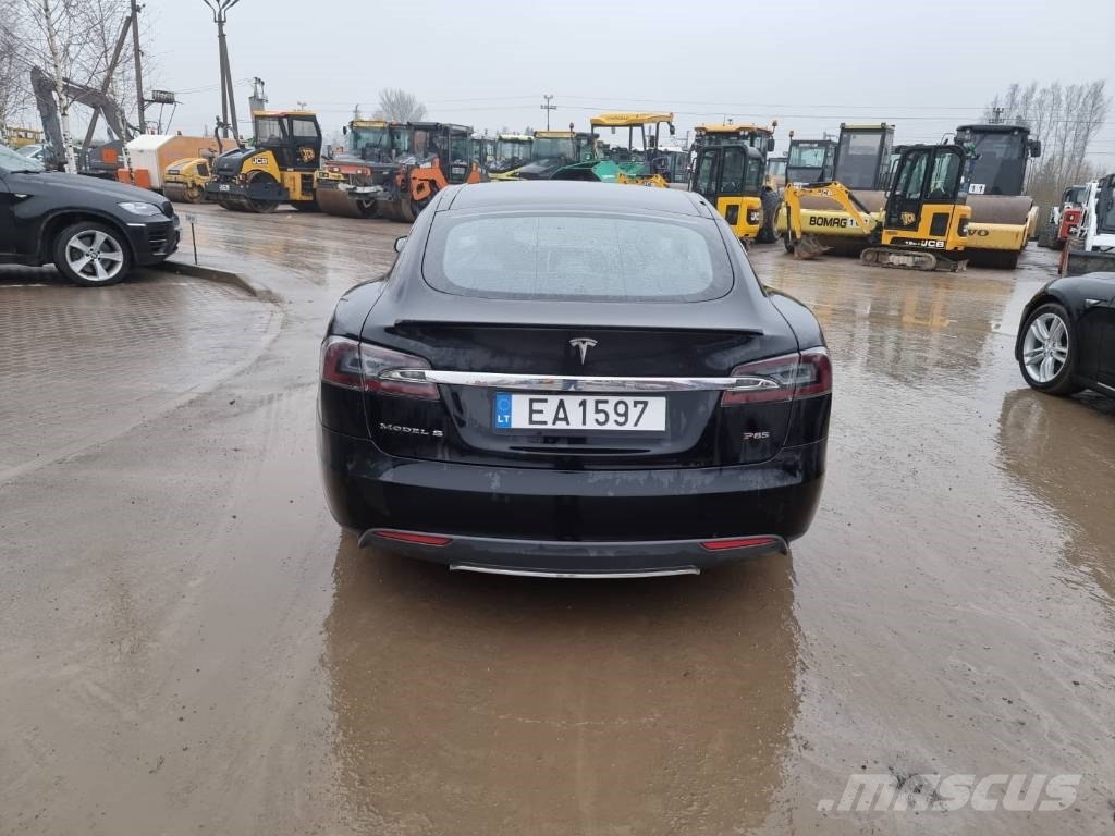 Tesla Model S P85D Automobili
