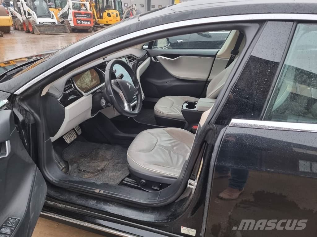 Tesla Model S P85D Automobili