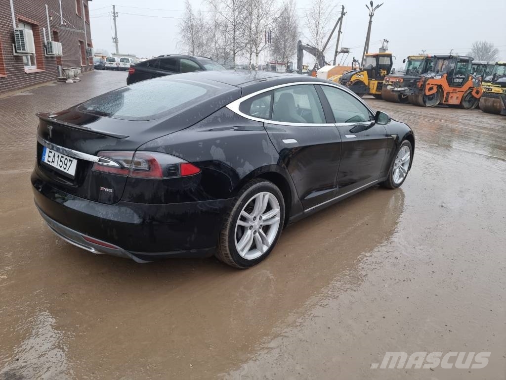 Tesla Model S P85D Automobili