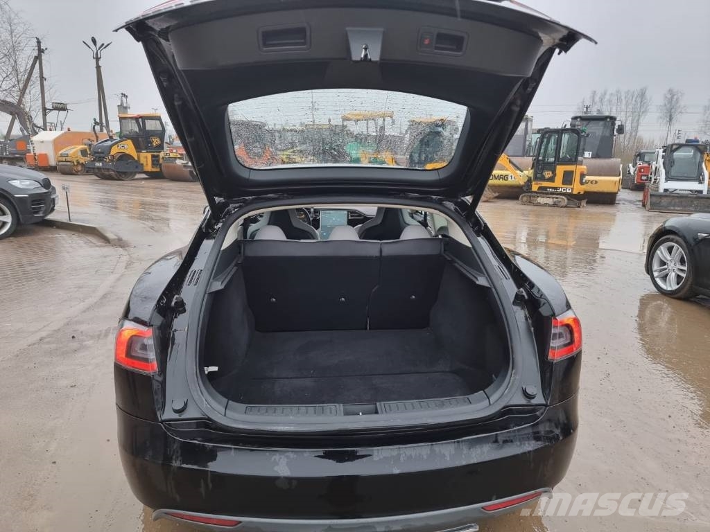Tesla Model S P85D Automobili