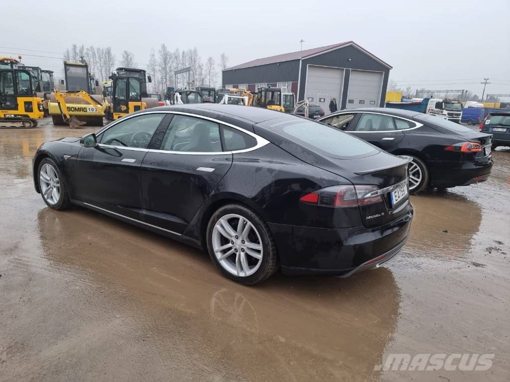 Tesla Model S P85D Automobili
