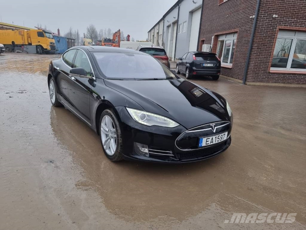 Tesla Model S P85D Automobili
