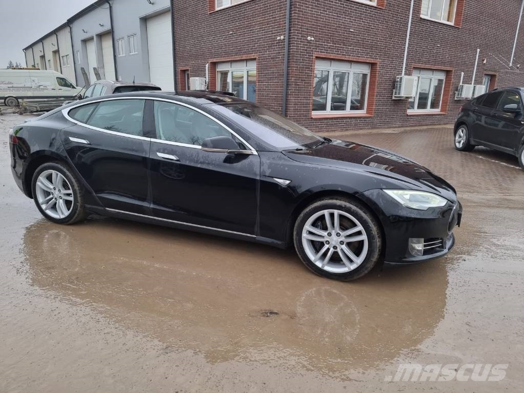 Tesla Model S P85D Automobili