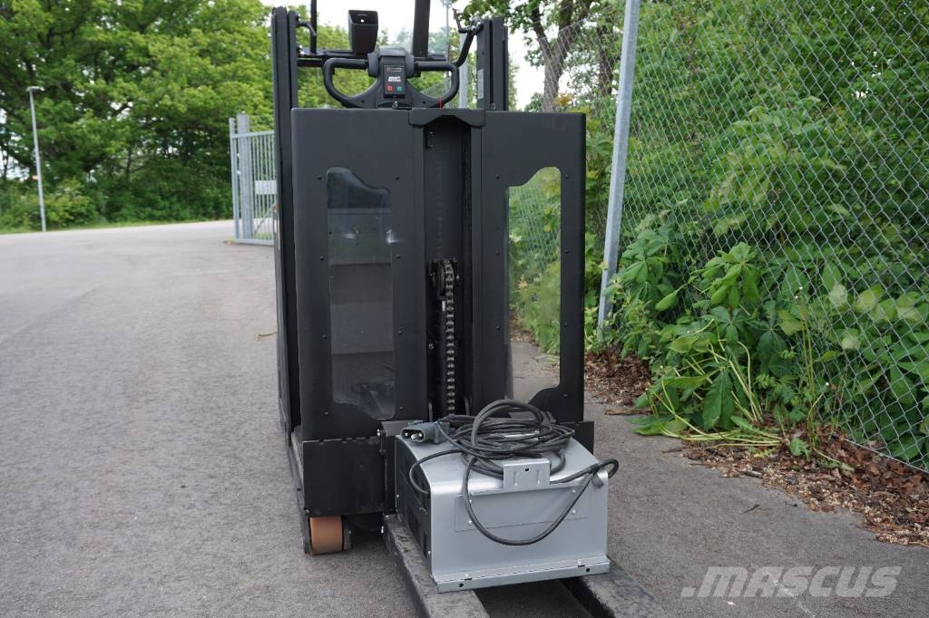 Toyota OSE100 Medium lift order picker