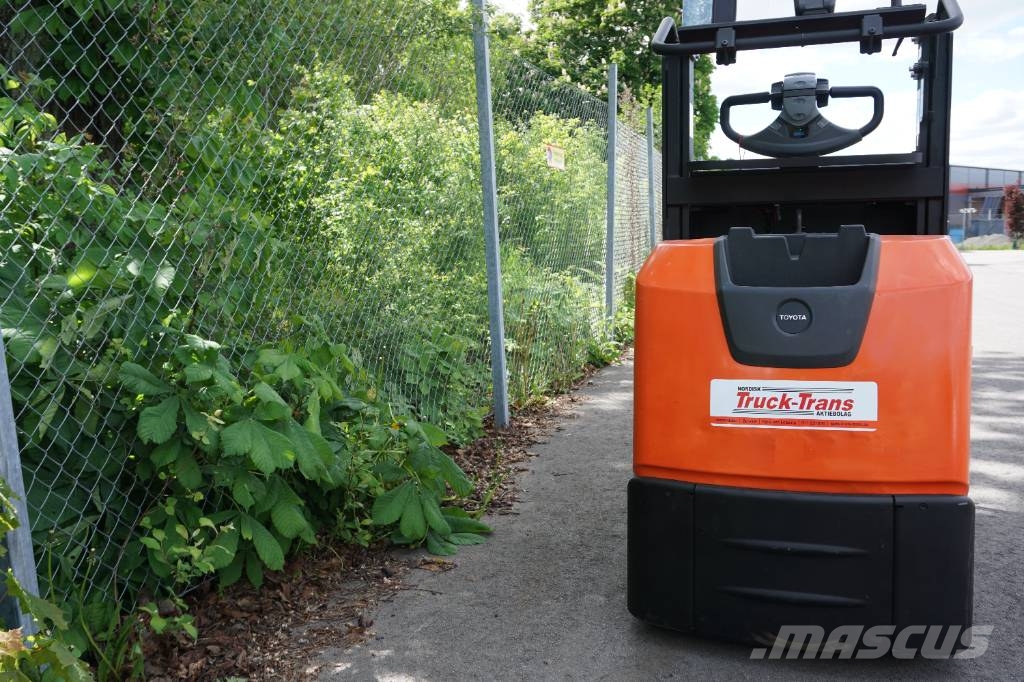 Toyota OSE100 Medium lift order picker