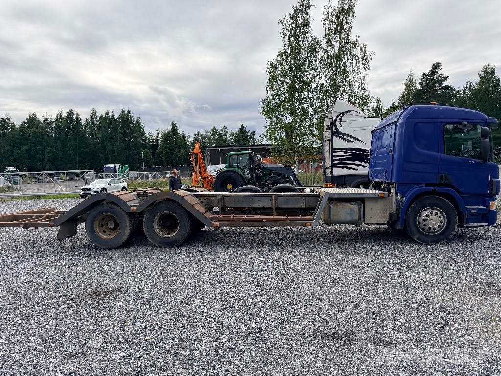 Scania P124 6x2 metsä/koneenkuljetus auto Camiones de transporte de maquinaria forestal