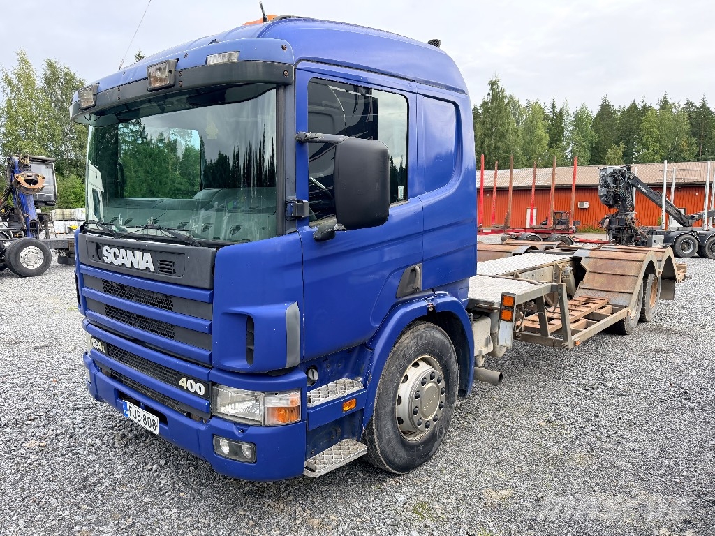 Scania P124 6x2 metsä/koneenkuljetus auto Camiones de transporte de maquinaria forestal