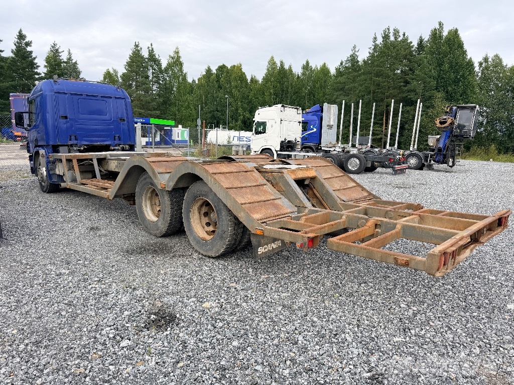 Scania P124 6x2 metsä/koneenkuljetus auto Camiones de transporte de maquinaria forestal