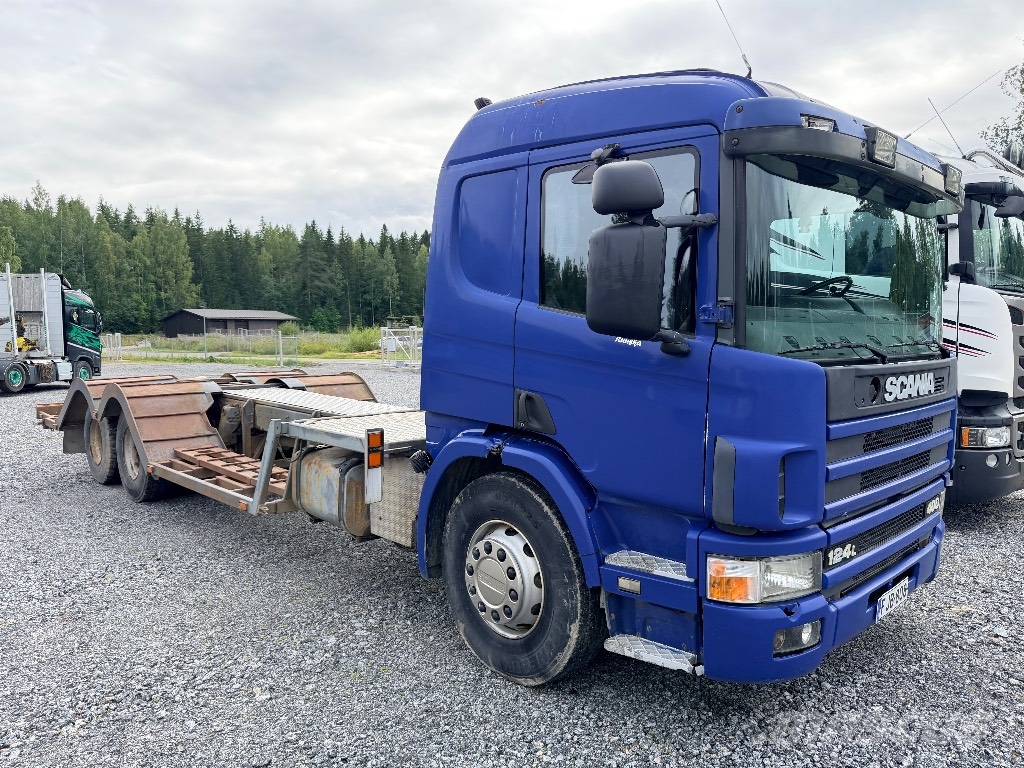 Scania P124 6x2 metsä/koneenkuljetus auto Camiones de transporte de maquinaria forestal