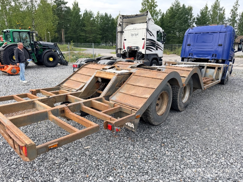 Scania P124 6x2 metsä/koneenkuljetus auto Camiones de transporte de maquinaria forestal