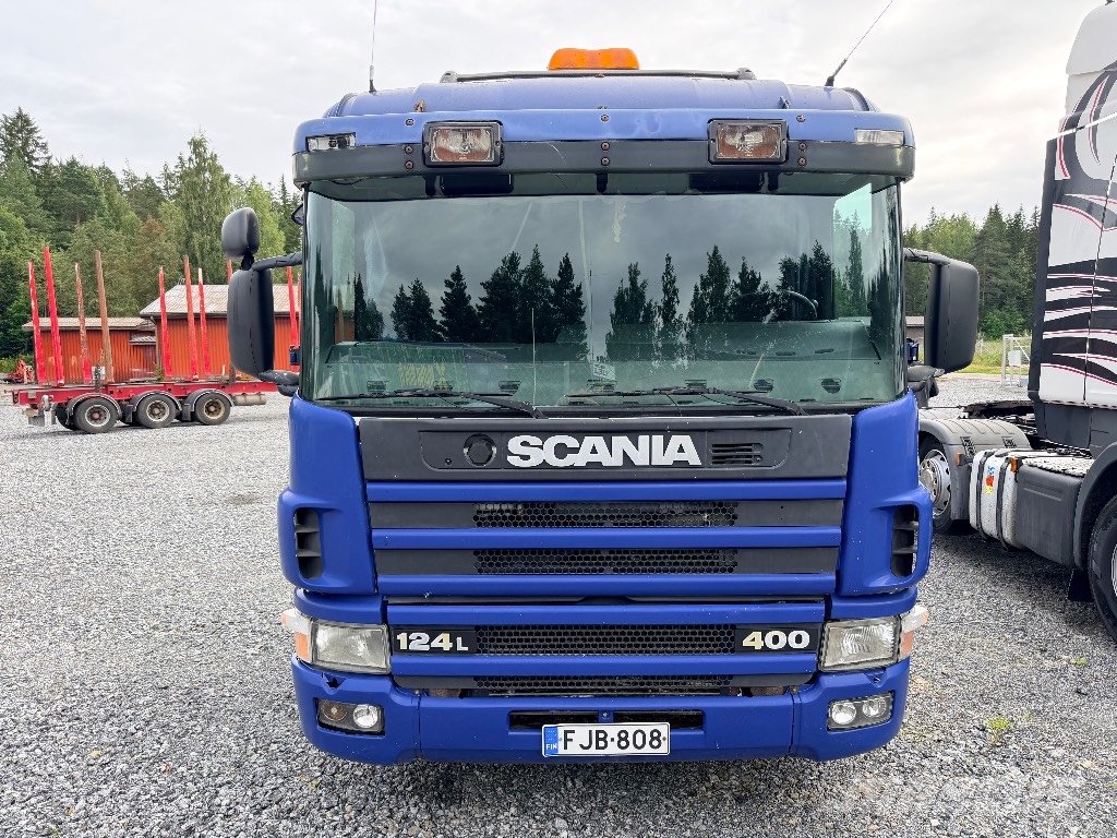 Scania P124 6x2 metsä/koneenkuljetus auto Camiones de transporte de maquinaria forestal