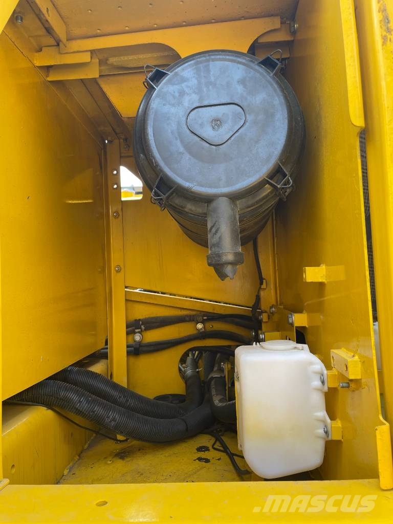 Komatsu PC 200 Vidēja lieluma ekskavatori 7 t - 12 t