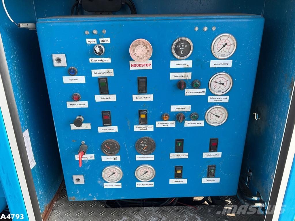 Müller Kolkenzuiger unit opgebouwd op een haakslede Camiones aspiradores/combi