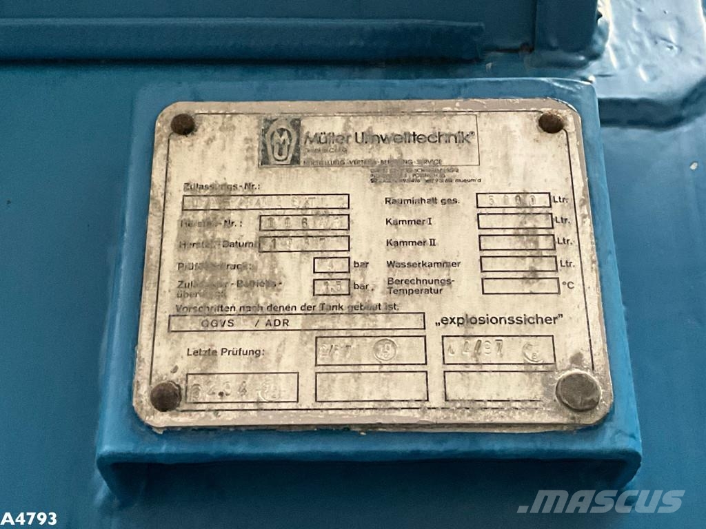 Müller Kolkenzuiger unit opgebouwd op een haakslede Camiones aspiradores/combi