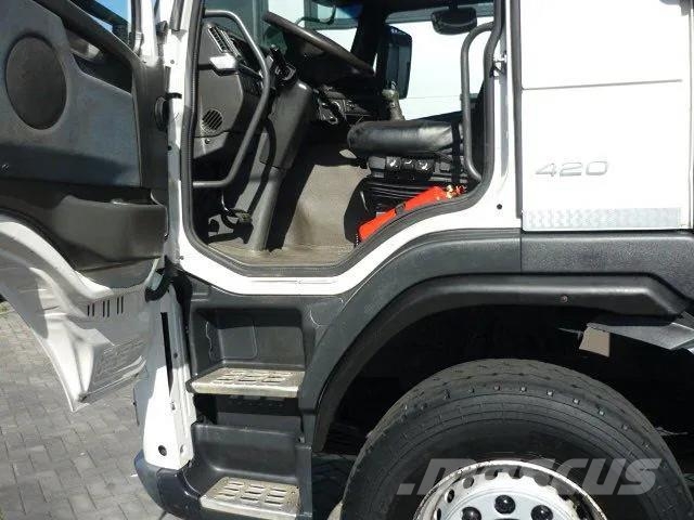 Volvo FM 420 8x4-4 Tridem Hiab 322-6 HI-DUO Camiones caja cerrada