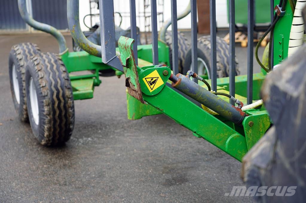 FARMA T7 MED KRAN SKOGSVAGN Šumske prikolice