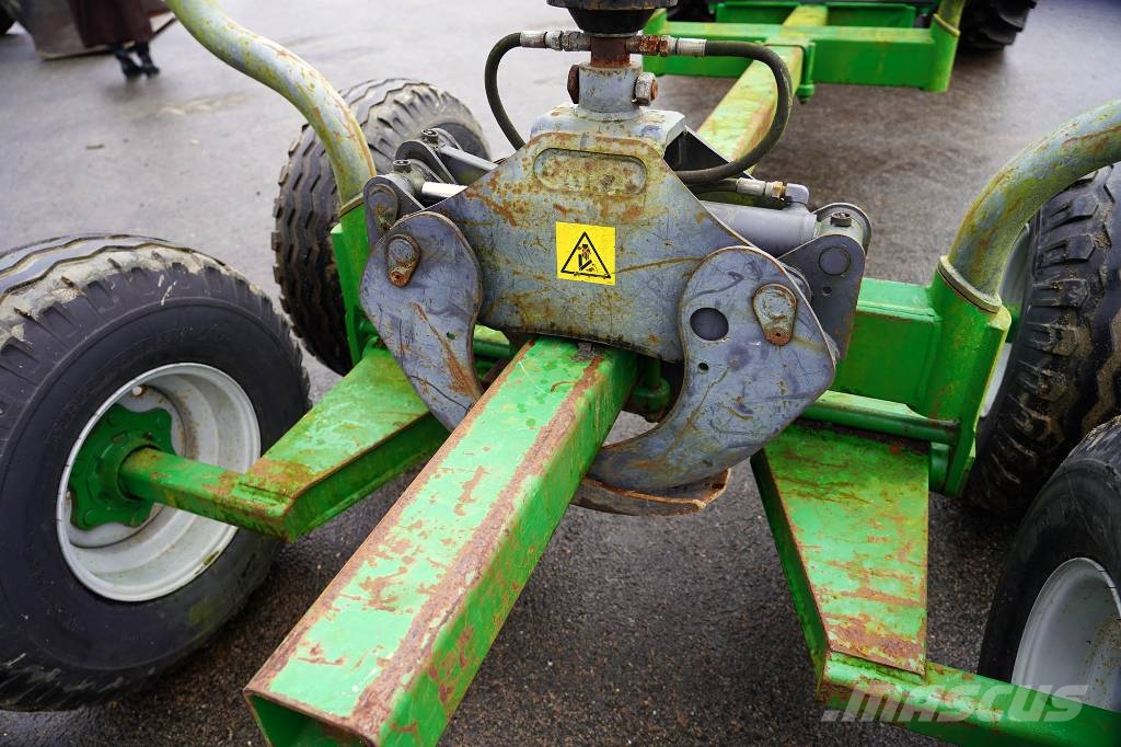 FARMA T7 MED KRAN SKOGSVAGN Šumske prikolice