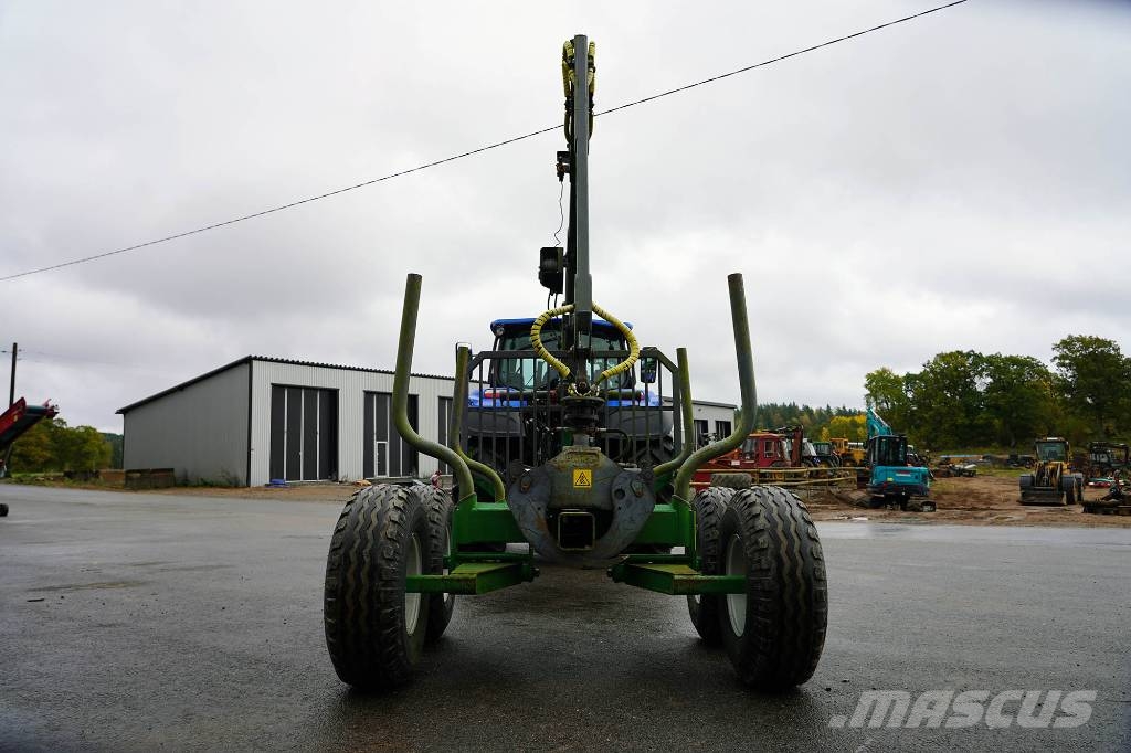 FARMA T7 MED KRAN SKOGSVAGN Šumske prikolice