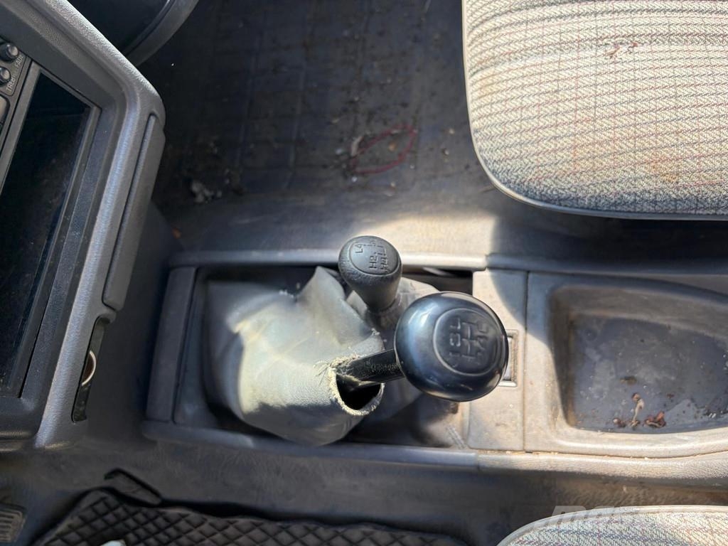 Toyota Hilux Pick-Up Truck - 4x4 - Manual Gearbox - Diese Carros