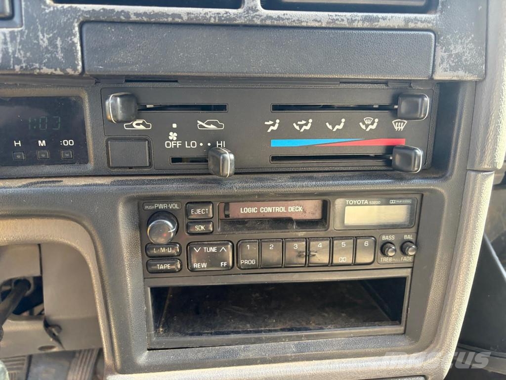 Toyota Hilux Pick-Up Truck - 4x4 - Manual Gearbox - Diese Carros